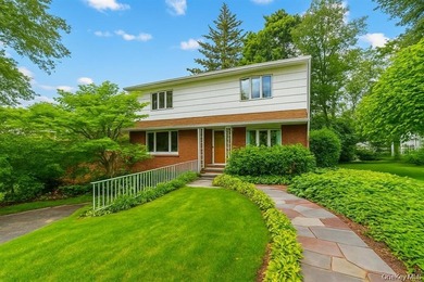 GREAT NECK ESTATES SOUTH FACING COLONIAL WITHIN CLOSE PROXIMITY - photo 1