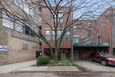 (private lake, pond, creek) Townhome/Townhouse Active Under Contract in Chicago Illinois
