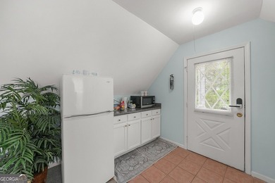 STUDIO APARTMENT ABOVE THE GARAGE. This is the kind of home that - photo 24