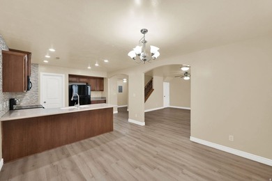 Discover this beautifully maintained 4-bedroom, 2.5-bathroom - photo 5