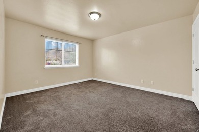 Discover this beautifully maintained 4-bedroom, 2.5-bathroom - photo 7