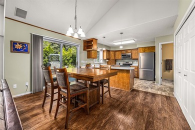 Exceptional value per square foot! Beautifully maintained - photo 6