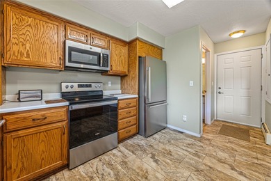 Exceptional value per square foot! Beautifully maintained - photo 8