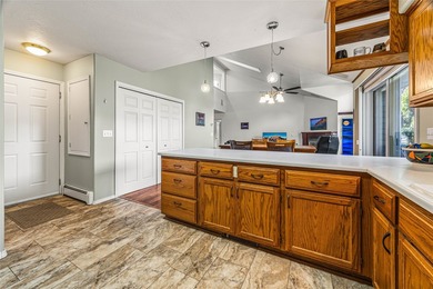 Exceptional value per square foot! Beautifully maintained - photo 9