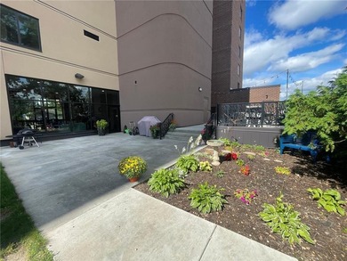 Enjoy a comfortable, convenient lifestyle in this light-filled - photo 23