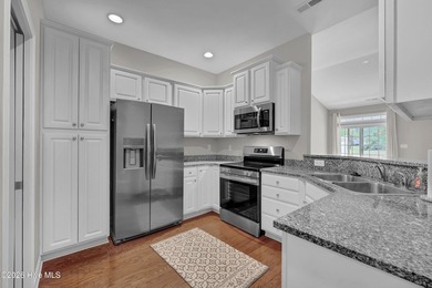 Charming townhome just minutes from the coast. This light-filled - photo 10
