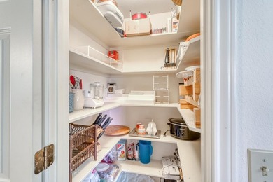 Tucked away on a quiet cul-de-sac, this beautifully maintained - photo 14