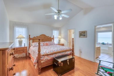Tucked away on a quiet cul-de-sac, this beautifully maintained - photo 20