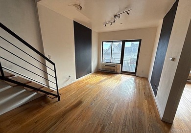 Duplex, Condo on top 2 floors, Built in 2007, with 681 sq ft - photo 2