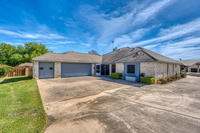 Tucked away on a quiet cul-de-sac, this beautifully maintained - photo 32