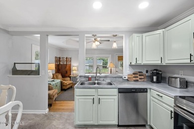 Move-in ready in highly desirable Pigeon Point! This charming - photo 12