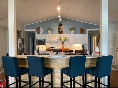 Stunning 6-Bedroom Waterfront Retreat with Breathtaking Views - photo 12