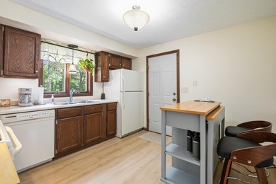 Move right into this well-maintained 4-bedroom, 2.5-bath - photo 6