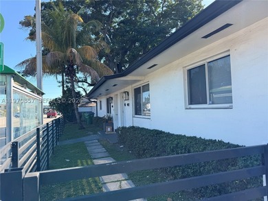 Fully renovated duplex in a prime location! Each unit features 2 - photo 1