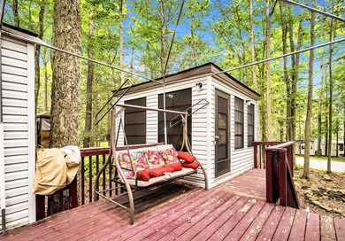 Newly updated, excellent condition, super wide and spacious lot - photo 4