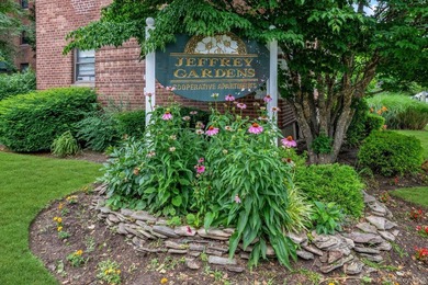 This beautiful 1 bedroom, 1 bath residence at Jeffrey Gardens - photo 1