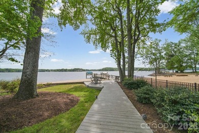 Welcome to a rare waterfront retreat in the highly sought-after - photo 2