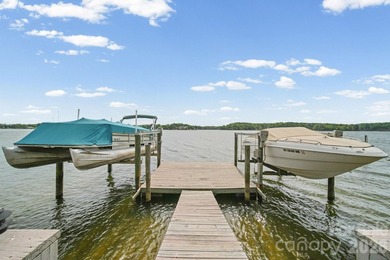 Welcome to a rare waterfront retreat in the highly sought-after - photo 3