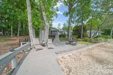 Welcome to a rare waterfront retreat in the highly sought-after - photo 5