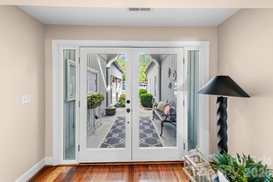 Welcome to a rare waterfront retreat in the highly sought-after - photo 8