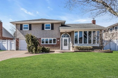 Diamond-condition Wantagh split: 3 beds, 2.5 baths, oversized - photo 1