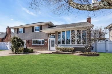 Diamond-condition Wantagh split: 3 beds, 2.5 baths, oversized - photo 2