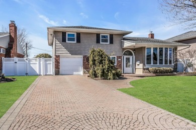 Diamond-condition Wantagh split: 3 beds, 2.5 baths, oversized - photo 3