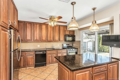 Diamond-condition Wantagh split: 3 beds, 2.5 baths, oversized - photo 4