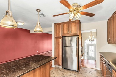Diamond-condition Wantagh split: 3 beds, 2.5 baths, oversized - photo 6