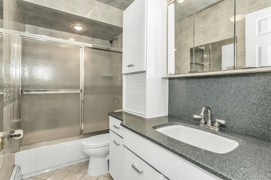 Diamond-condition Wantagh split: 3 beds, 2.5 baths, oversized - photo 7