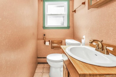 Diamond-condition Wantagh split: 3 beds, 2.5 baths, oversized - photo 8