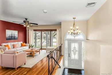 Diamond-condition Wantagh split: 3 beds, 2.5 baths, oversized - photo 10