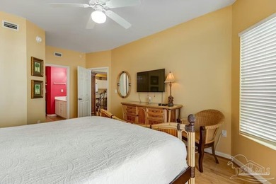Beautiful three-bedroom, three-bath corner-unit condo with - photo 14