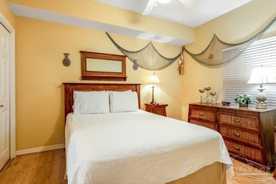 Beautiful three-bedroom, three-bath corner-unit condo with - photo 21