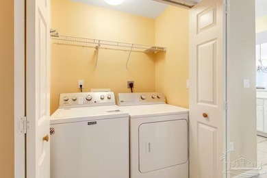 Beautiful three-bedroom, three-bath corner-unit condo with - photo 24