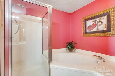 Beautiful three-bedroom, three-bath corner-unit condo with - photo 26