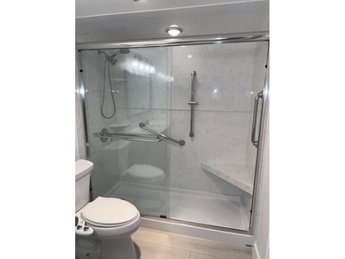 Beautiful Lake & Fountain View, 2 Bed / 2 Bath, Substantially - photo 40