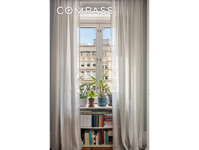 Rare full-floor 2 bed penthouse condo that soars quietly above - photo 7