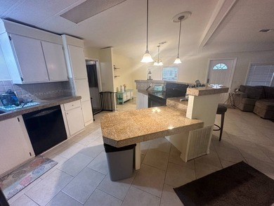 Well cared for 2 bedroom, 2 bathroom Barrington home. The front - photo 6