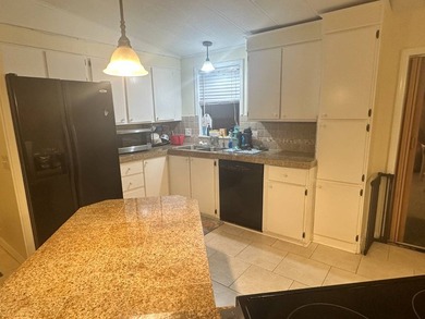 Well cared for 2 bedroom, 2 bathroom Barrington home. The front - photo 7