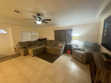 Well cared for 2 bedroom, 2 bathroom Barrington home. The front - photo 9