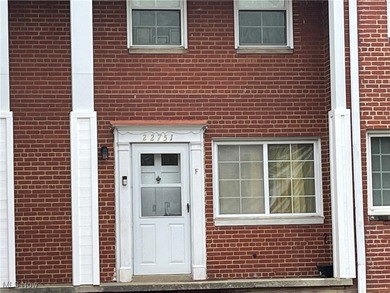Move-in ready condo in the heart of Euclid! Conveniently located - photo 2
