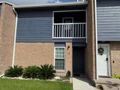 Cute 1 bedroom 1 bath unit. Bedroom and full bath upstairs. Half - photo 1