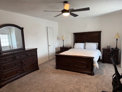 Cute 1 bedroom 1 bath unit. Bedroom and full bath upstairs. Half - photo 4
