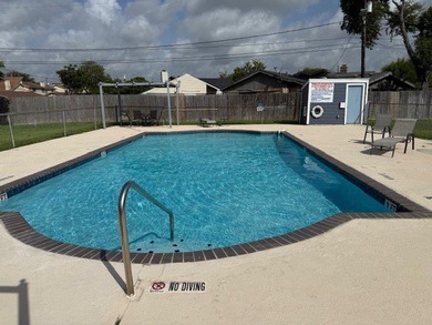 Cute 1 bedroom 1 bath unit. Bedroom and full bath upstairs. Half - photo 8