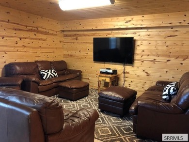Beautiful cabin located near the Island Park Golf Course! With - photo 18