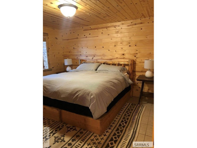 Beautiful cabin located near the Island Park Golf Course! With - photo 20