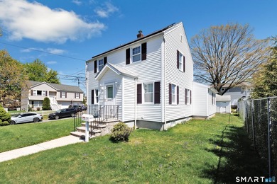 Welcome to 1400 Reservoir Avenue! This updated colonial in the - photo 4