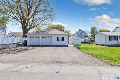 Welcome to 1400 Reservoir Avenue! This updated colonial in the - photo 6