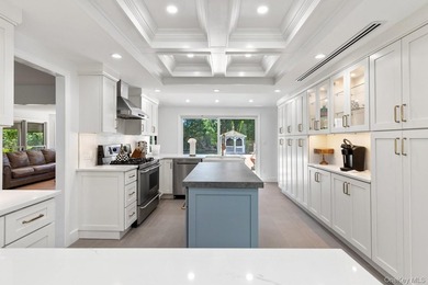This warm and welcoming home offers a spacious layout with - photo 18